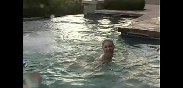  Alison Angel in het zwembad - Celebs   Babes - 123video